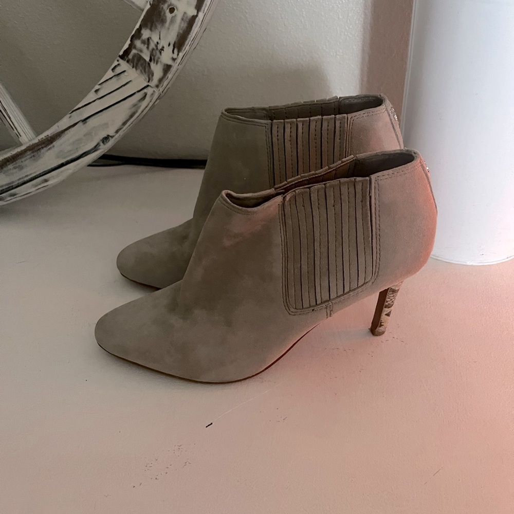 Coach Dovelyn Women's Snakeskin Heel Almond Toe Suede Pull On Ankle Bootie 6B